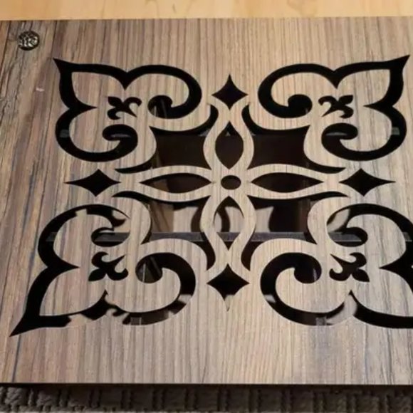 ROYAL HOUSE WALNUT CARVED BOX - Picture 5 of 5